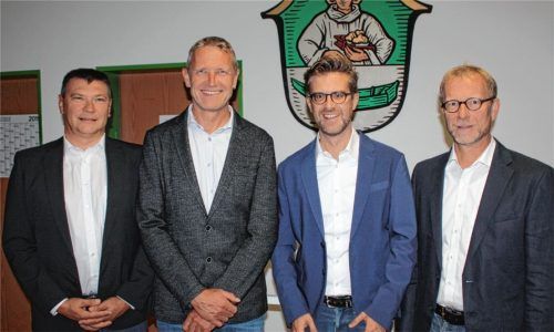 Freuen sich über die Bürgermeisterkandidatur von Karl Mair (Zweiter von rechts): Hubert Lechner, Fraktionssprecher der Parteifreien Bürger, Landratskandidat Rainer Auer und Stephan Mayer, Vorsitzender der Parteifreien Bürger (von links). Foto re