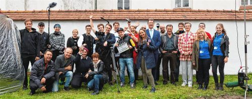 Fröhliche Stimmung nach einem anstrengenden Drehtag: die Crew mit Schauspielern und Statisten in Kirchreit. OVB-Redakteurin Heike Duczek (Zweite von rechts) spielt sich selbst.Fotos John Cater