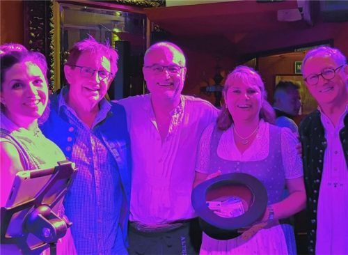 Gaben ein Konzert für den guten Zweck (von links): Sarah Zettl, Dieter Kannengießer und Nik Kannengießer. Bistroinhaber Stefan Harster (Mitte) übergab Gertraud Schiffer (Zweite von rechts) 360 Euro für die Nachbarschaftshilfe Kolbermoor. Foto re