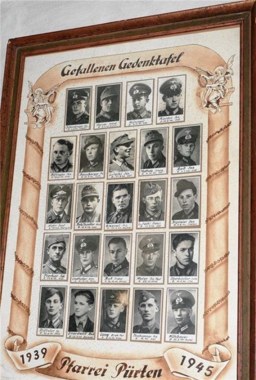 Gedenktafeln erinnern an die Gefallenen der Kriege, so etwa diese Tafel, die zum Gedenken an die Toten des Zweiten Weltkrieges in der Pürtner Kirche hängt.