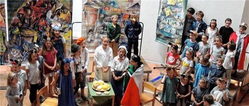 Gemeinsam proben sie fürs Weihnachtsmusical in der Rosenheimer Apostelkirche: Die Mitglieder des Kinder- und Jugendchores, der noch Kinder aufnehmen kann. Foto re