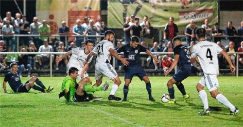 Gleich klingelt’s zum zweiten Mal im Gäste-Tor: Robin Ungerath (Zweiter von rechts) schießt ein, nachdem ihm Michael Barthuber, Torschütze zum 1:0, aufgelegt hatte. Ganz links Dominik Haas, der kurz darauf den dritten Wasserburger Treffer erzielte. Foto Cater