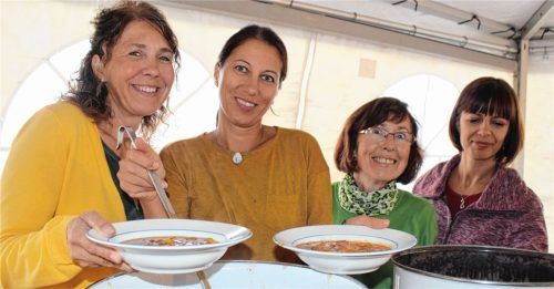 Gulaschsuppe und Kürbissuppe waren vorbereitet. Das Team der evangelisch-freikirchlichen Gemeinde um Martina Wagner-Gillen (Zweite von links) hatte stundenlang gewerkelt. Schade nur, dass bisher so wenige der Einladung der Kirche folgten. Foto Huckemeyer