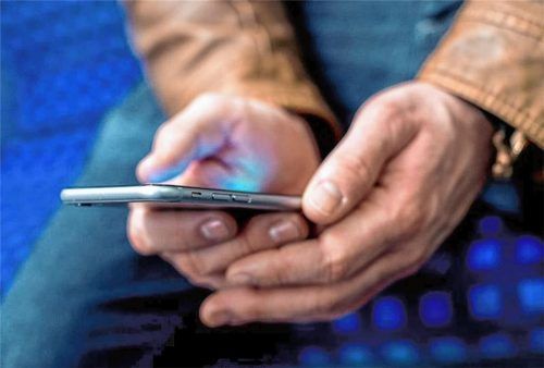 Handy-Strahlung birgt nach derzeitigem Forschungsstand kaum gesundheitliche Risiken für Verbraucher – zu diesem Schluss kommt die Stiftung Warentest. Foto dpa