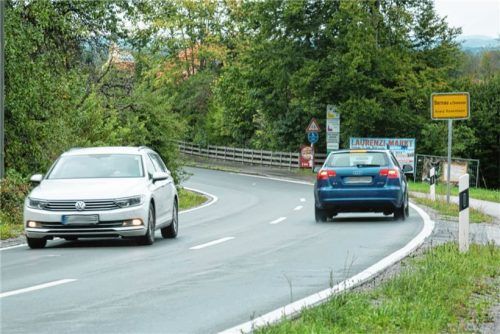 Hier ist es passiert: Auf der leicht abschüssigen Kreisstraße sind die zwei norwegischen Olympiasieger kurz vor dem Ortseingang von Bernau schwer gestürzt. Foto  Berger