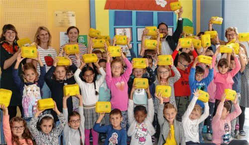 Hoch die Boxen! Die Erstklässler der Diesel-Grundschule aus Waldkraiburg stellten sich mit den neuen Bio-Brotboxen stellvertretend für die Abc-Schützen aus 74 Schulen in drei Landkreisen mit ihren Lehrerinnen, Schulrätin Gabriele Rottmüller sowie Byodo-Geschäftsführer Josef Stellner und Sabine Gillhuber, die die Aktion organisiert, zum Gruppenbild auf.Foto  Bachmaier