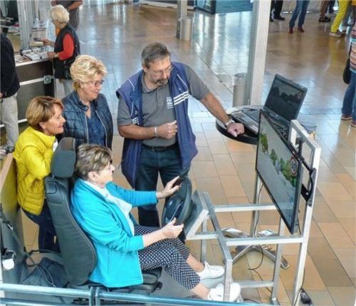 „Ich darf meinen Führerschein behalten!“ Monika Grimm (blaue Jacke/linkes Bild) war mit ihrem Test am Simulator der Verkehrswacht sehr zufrieden. Die Geräte waren den ganzen Tag über dicht belagert. Bei Alexandras schwungvollen Fitnessübungen machten Jung und Alt mit (Bild rechts). Fotos  Fischer