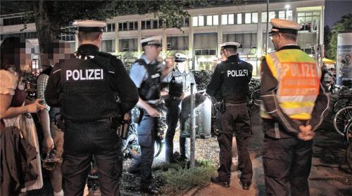 Im Einsatz: Beamte der Bundespolizei halten hier zwei Herbstfest-Besucher auf, die Masskrüge in den Händen halten. Die beiden haben die Krüge vom Herbstfest mitgenommen – unerlaubterweise.Fotos Reisner