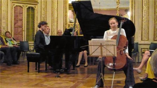 Im faszinierenden Zusammenspiel: Marie-Elisabeth Hecker am Violoncello und Martin Helmchen am Klavier. Foto Füchtner