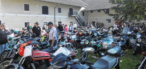 Im Innenhof des Gasthauses Maier waren die Zweiräder in Reih und Glied aufgestellt. Ob klein oder groß, jedes Motorrad hatte etwas Besonderes zu bieten.Fotos  fill