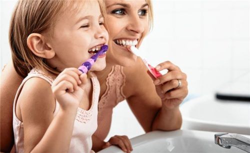 In jedem Alter richtig geputzt, bleiben die Zähne schön und gesund.Foto  Monkey Business/Fotolia