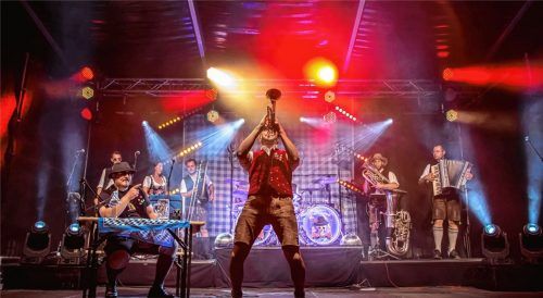 In Lederhosen zeigen die „Heimatdamischen“, was sie musikalisch leisten können. Mit einem abwechslungsreichen Programm machen sie den Auftakt zur Kulturwoche in Ampfing.Foto BergBeatMusic