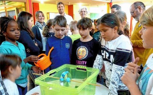 In praktischen Experimenten erlebten die Kinder der Graslitzer-Grundschule, wie Energie erzeugt wird, welchen Einfluss dies auf die Erde hat und wie sich Energie einsparen lässt. In Zusammenarbeit mit Umweltmultiplikatoren des Bund Naturschutz und der Fachstelle für Klimaschutz im Landratsamt setzte die Schule als erste im Landkreis das Programm „Prima Klima Kids“ um.Foto  Fischer