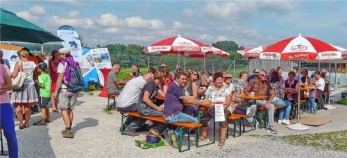 Informationen und Verkostungen standen im Mittelpunkt bei der Tour durch die Region zu regionalen Produkten. Foto Hötzelsperger