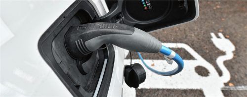 Frische Energie an der Ladesäule: Das Thema Elektromobilität sorgt bei unseren Lesern weiter für Diskussionen. Foto dpa