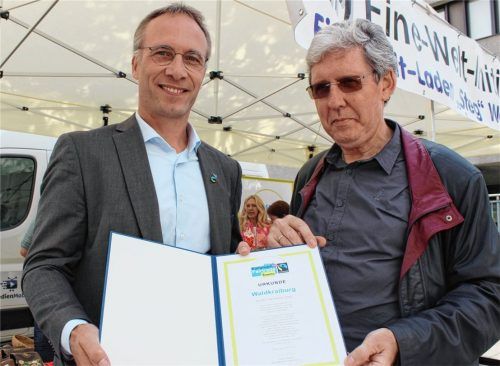 Joachim Grytzyk überreichte Bürgermeister Robert Pötzsch (links) die Re-Zertifizierungsurkunde.Fotos  huckemayer