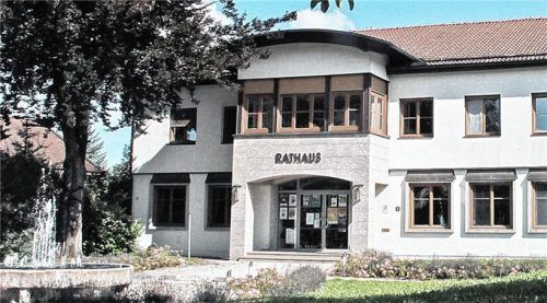 Jobs für die Bürgermeister-Töchter: Ob die jüngste Personalangelegenheit im Rohrdorfer Rathaus rund um Bürgermeister Christian Praxl (links) rechtens ist oder ob es sich um eine „Verwandtschaftsaffäre“ handelt, muss jetzt das Landratsamt klären.Foto Reisner