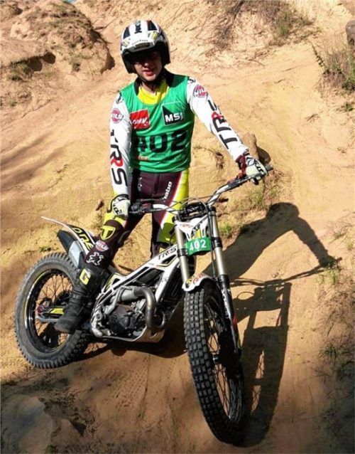 Johannes Becker (MTG Kiefersfelden) posiert nach DJM-Rang zwei stolz im Heidesand.Foto Schmid