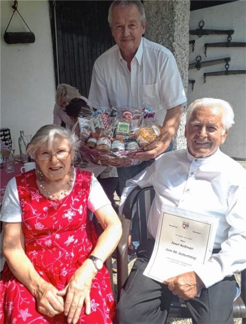 Josef Roßmair feierte jetzt mit seiner Frau Irmgard und der ganzen Familie den 90.Geburtstag. Zum Gratulieren kam der Zweite Bürgermeister Joachim Wiesböck (hinten).