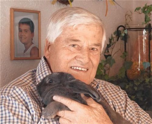 Jubilar Erich Niedermeier mit „Babsi“, seinem Kaninchen, das sein ganzer Stolz ist.Foto Kirchner