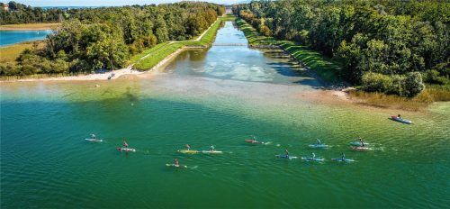 Kein Blick für Schloss Herrenchiemsee: Die Stand-up-Paddler kämpften vor der traumhaften Kulisse um die besten Positionen.Foto FotobyKlotzi