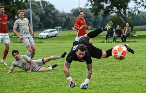 Kein Tor für Westerndorf: Torhüter Leppert scheint den Ball am Tor vorbei zu „hypnotisieren“.
