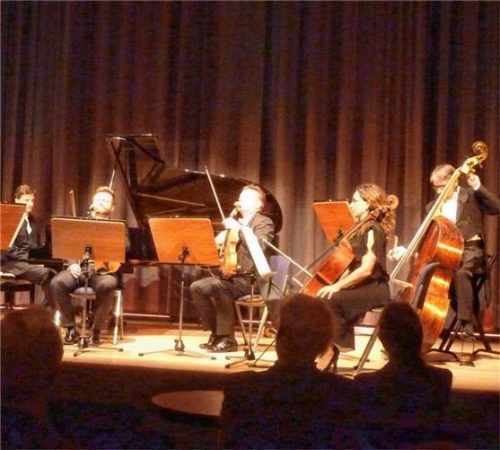 Klein, aber fein und rein: Pianist Soldan und die Schlesischen Kammersolisten überzeugten mit Beethoven und Dvorák – und mit dem Rauswerfer „Tears in Heaven“. Foto Gärtner