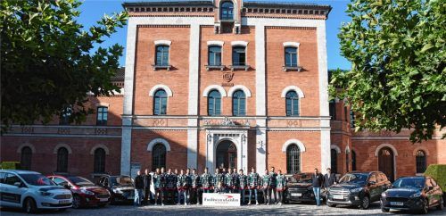 Kontinuität ist im Sport in der Regel ein Erfolgsgarant. Ständiger Wechsel bei Spielern, Trainern, Managern, Vorständen oder Sponsoren ist nicht förderlich für die Entwicklung. Seit der Gründung der Starbulls im Jahr 2000 und auch schon in den Jahren zuvor fahren die Rosenheimer Eishockeyspieler im wahrsten Sinn des Wortes auf Fahrzeuge der Eder Gruppe ab. Für die neue Saison erhielten die Spieler ihre neuen Dienstautos (Ford) vom Premiumsponsor. Die Starbulls-Mannschaft mit Trainer stellte sich vor dem Rosenheimer Rathaus mit Peter Grubauer, Geschäftsleiter von Freilinger & Geisler in Rosenheim, zum Foto auf. Neben dem Sponsoring des Starbulls-Oberligateams, sorgt die Partnerschaft auch für eine Unterstützung weiterer Bereiche des Vereins insbesondere der Jugend- und Nachwuchsarbeit.