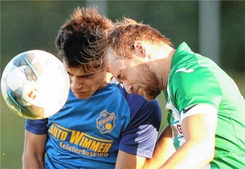 Kopfballduell zwischen Peterskirchens Kilian Spiel und dem Kayer Thomas Krautenbacher.Foto Butzhammer