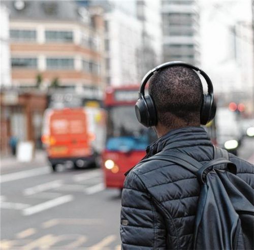 Kopfhörer im Straßenverkehr lenken vom Geschehen ab. Foto StockSnap/pixabay.com/mid/ak