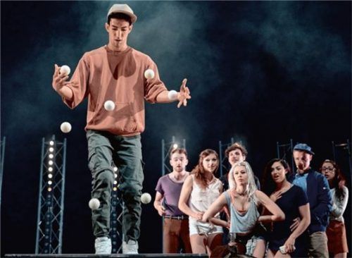 Kultfilme der 80er-Jahre bilden die Rahmenhandlung für ein Zirkusspektakel voller Musik und Tanz. Foto Salek