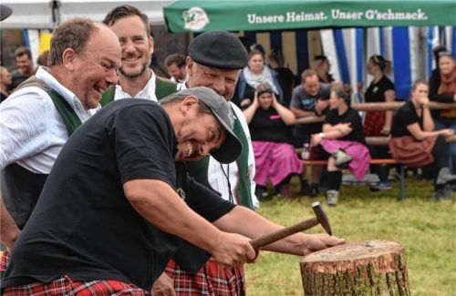 Kurz vorm Verzweifeln waren so einige g’standene Mannsbilder, weil sie beim Nageln mit der schmalen Seite des Hammers gerne mal danebenzündeten.