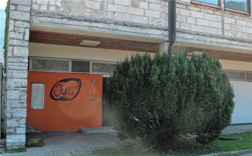 Leuchtend orange: der Aschauer Jugendtreff in der alten Sporthalle ist deutlich erkennbar. Foto  Rehberg