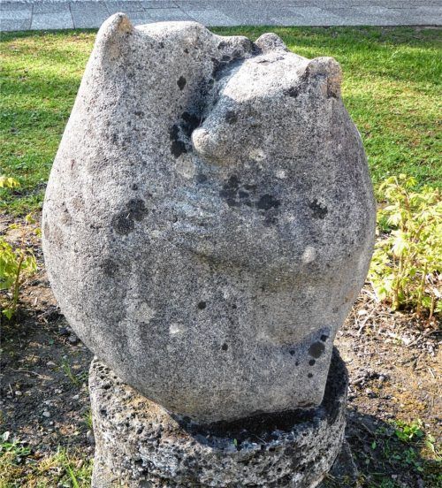 Liebevolle Umarmung: Die Plastik mit den spielenden Bären steht vor der Johann-Rieder-Realschule in Rosenheim. Geschaffen hat sie der Künstler Joachim Berthold im Jahr 1957.Foto Frick