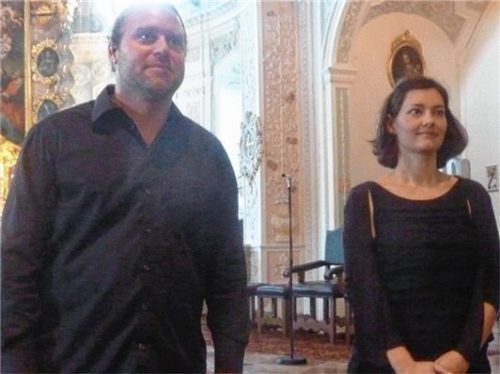 Mal melancholisch, mal spitzbübisch: Andreas Martin Hofmeir und Barbara Schmelz harmonierten in der Auer Stiftskirche.Foto Gärtner