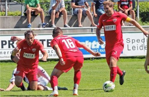 Markus Grübl, Patrick Walleth und Kapitän Maxi Hain (von links) kamen in Rain selten ins Straucheln. Foto  Buchholz
