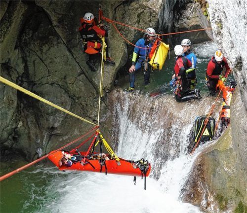 Maßarbeit: Der Schwerverletzte wird in der Rettungstrage per Seilwinde geborgen. Fotos rapp