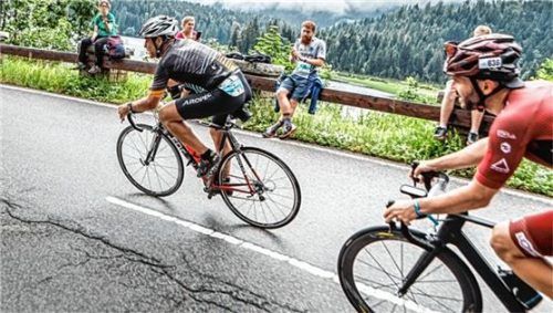Matthias Gestrich (dunkles Trikot) zeigte am und im Gardasee eine starke Leistung.