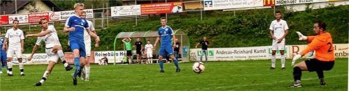 Matthias Vital (links) zog ab und erzielte den Siegtreffer in Freilassing.