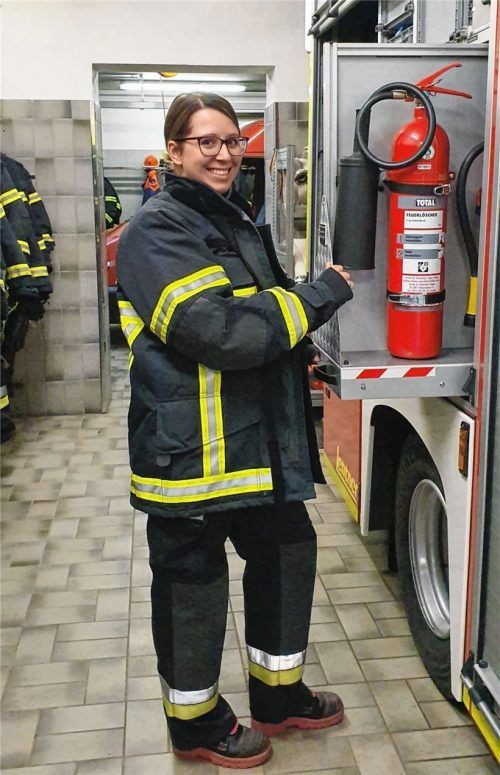 Melanie Tschiche ist eine von zwei Frauen, die sich bei der Pullacher Feuerwehr ehrenamtlich engagieren. Foto re