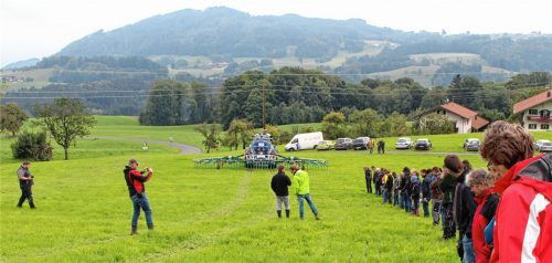Michael Höhensteiger und Dominik Ellmayr vom Maschinenring (MR) Aibling-Miesbach-München führten auf drei Betrieben einen Praxisversuch durch, bei dem verschiedene Möglichkeiten zur Gülleausbringung parallel getestet wurden. Wie hier in Götting informierten sich Landwirte ausführlich über die Modalitäten. Foto  hanfstingl