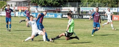 Michael Vital (vorne) wird hier gerade noch am Torschuss gehindert.Foto Wimmer