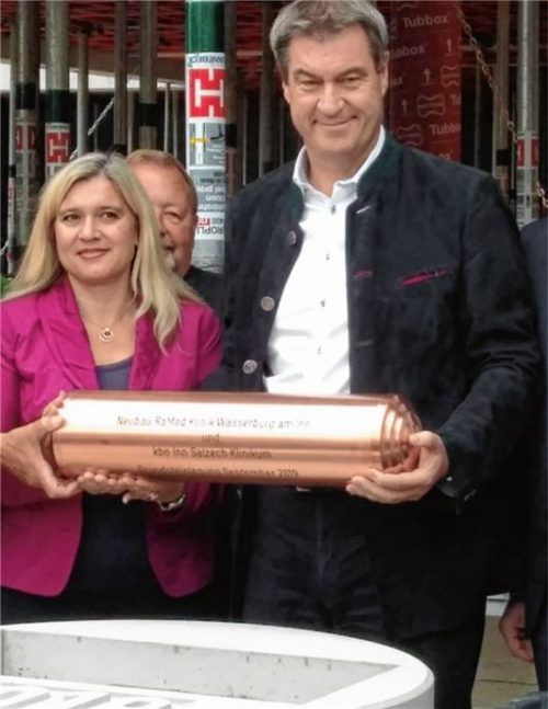 Ministerpräsident Markus Söder (Mitte) versenkte mit Gesundheitsministerin Melanie Huml (links) die Kartusche zur Grundsteinlegung.Fotos Weithofer