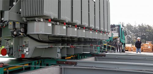 Mit einem Spezialtransporter wurde der neue Transformator angeliefert. Über Schienen gelangte er an die vorgesehene Position.Foto  rath