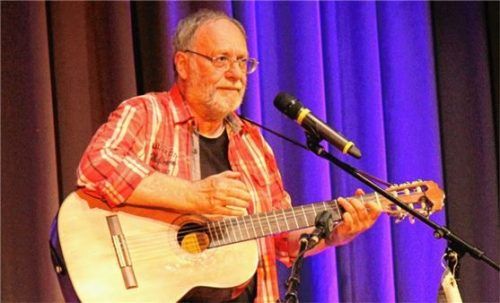 Mit Gitarre und Kniebeugen verarbeitet Horst Eberl seinen Reha-Aufenthalt und das Altwerden auf der Bühne.