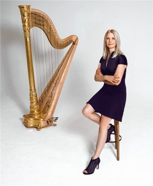 Mit ihrer Harfe verzaubert Evelyn Huber solo, aber auch mit dem Ensemble „Quadro Nuevo“.Foto re