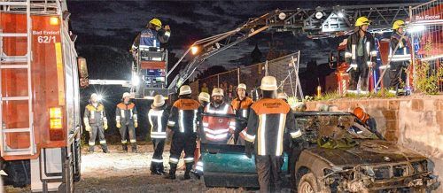 Mit schwerem Gerät – darunter auch die Drehleiter – rückten die Einsatzkräfte in Bad Endorf an.
