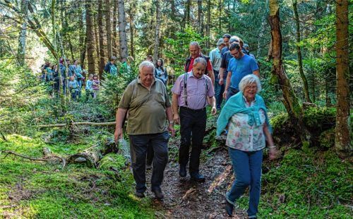 Mitten durch die Natur führte die Trassenbegehung in Kolbermoor – so wie künftig der Brenner-Nordzulauf. Fotos Thomae