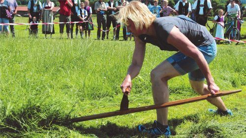 Monika Hefter bei der deutschen Meisterschaft im Handmähen 2017 in Neubeuern. Foto  Reischl-Zehentbauer