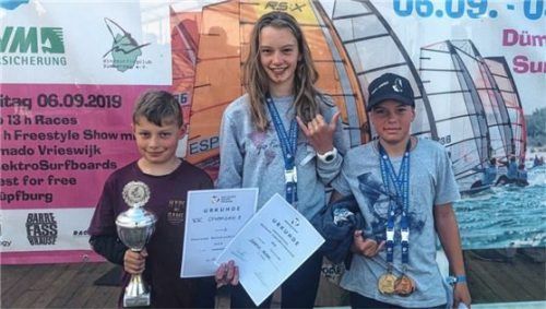 Nach der Siegerehrung von links: Alexander und Amelie Huber und Eddie Burger.